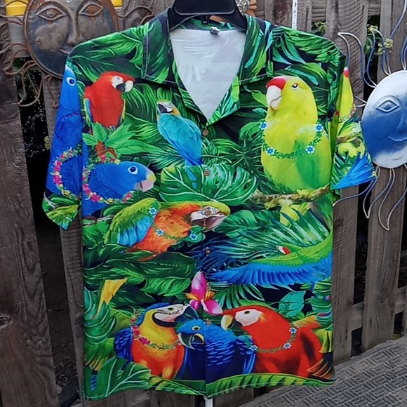 Men's Hawaiian shirt, good condition,  medium. Good stretch. - Picture 1 of 4